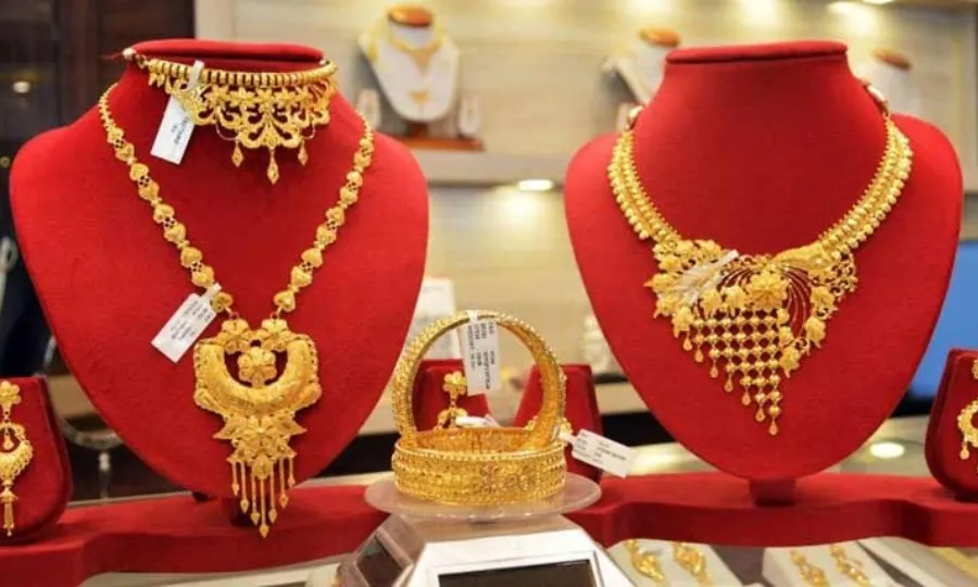 سونے کی قیمت مسلسل گراوٹ کا شکار؛ فی تولہ کتنے کا ہوگیا؟