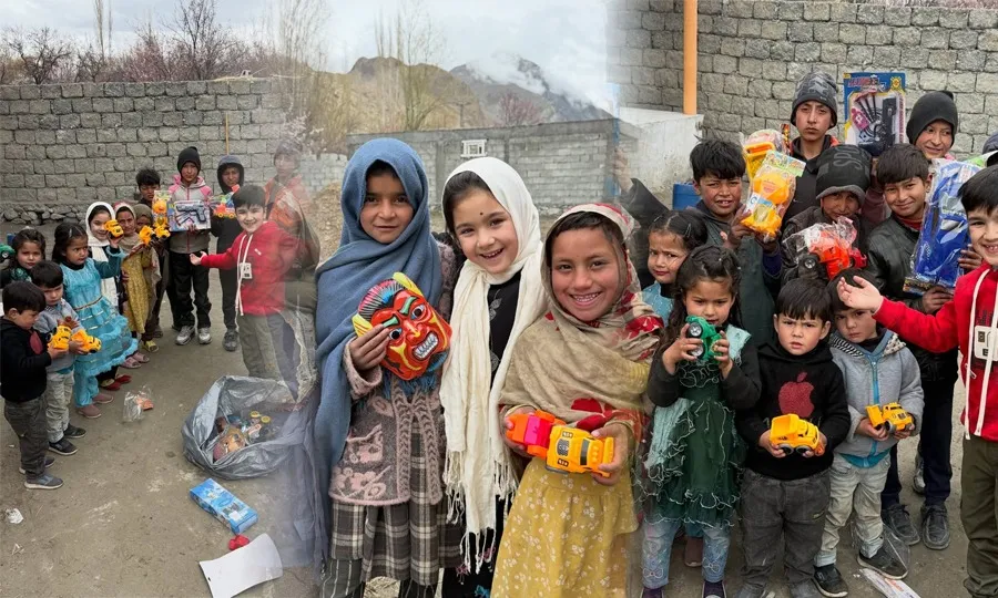 ننھے وی لاگر کی گاؤں کے بچوں میں عیدی تقسیم؛ سادگی نے دل جیت لیے