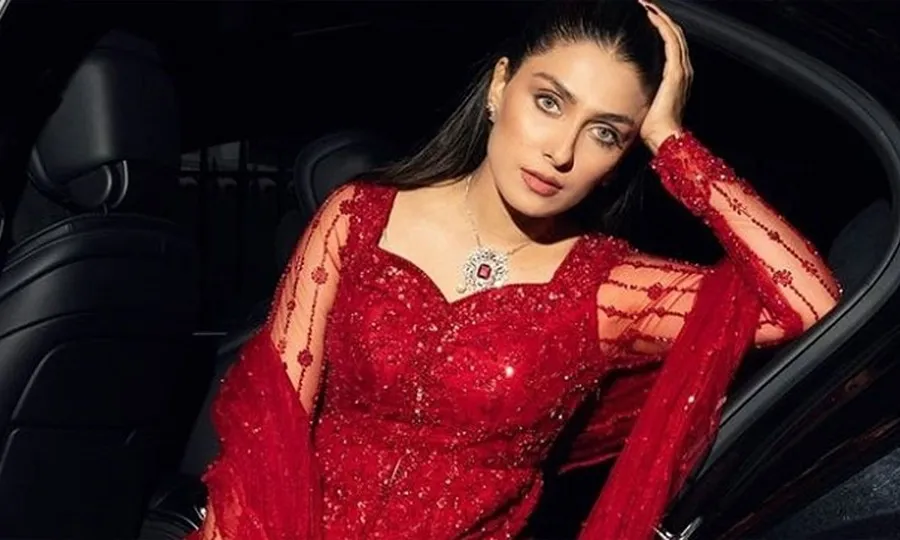 عائزہ خان کا بولڈ فوٹو شوٹ وائرل؛ صارفین نے آڑے ہاتھوں لے لیا