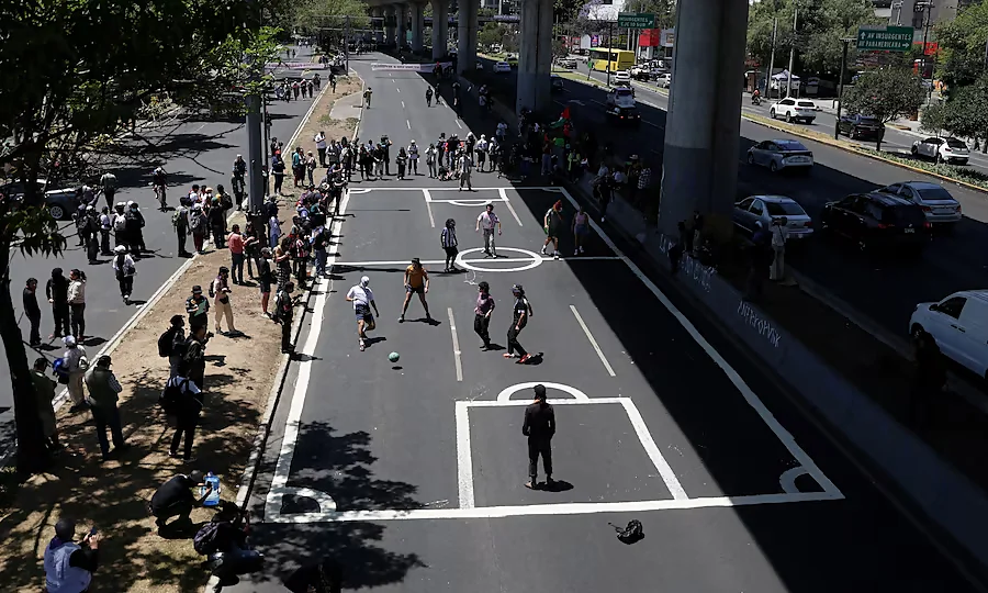 فیفا ورلڈ کپ کے خلاف میکسیکو سٹی کے شہریوں کا انوکھا احتجاج