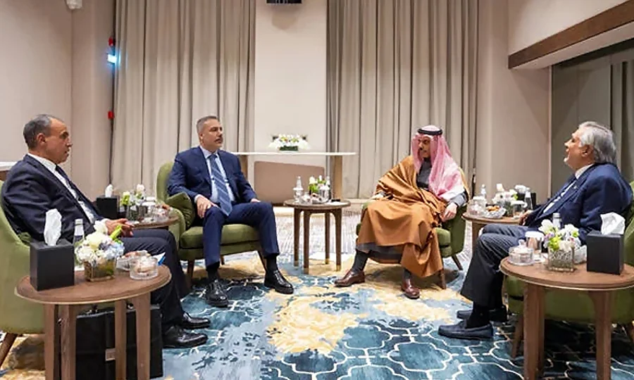 دنیا کی نظریں اسلام آباد پر، مشرق وسطیٰ بحران کے خاتمے کیلیے 4 وزرائے خارجہ کی ملاقات شروع