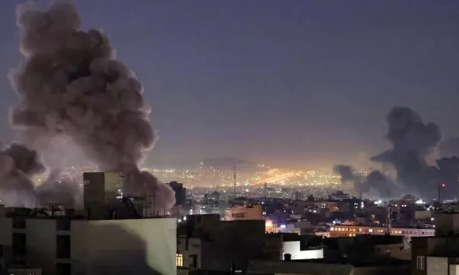 جنگ کا ساتواں روز: تل ابیب پر ایرانی خیبر شکن میزائل حملہ، امریکا کا 30 بحری جہاز تباہ کرنے کا دعویٰ