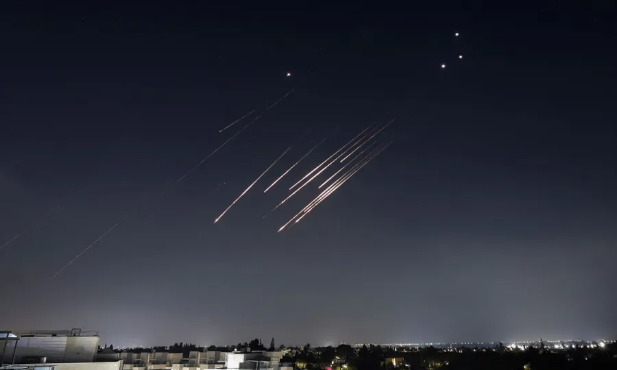 مشرقِ وسطیٰ میں کشیدگی؛ ایران نے تل ابیب پر خیبر شکن میزائل داغ دیے