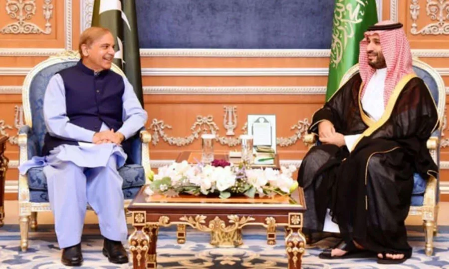 وزیراعظم سعودی عرب پہنچ گئے، ولی عہد سے آج ملاقات کریں گے