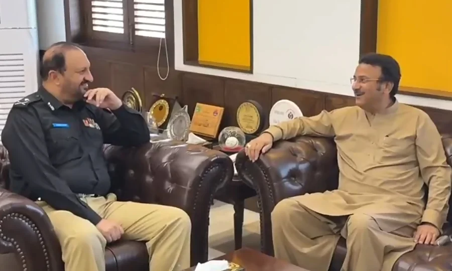 ضیاء الحسن لنجار کی سی پی او آمد، آئی جی سندھ جاوید عالم اوڈھو نے استقبال کیا