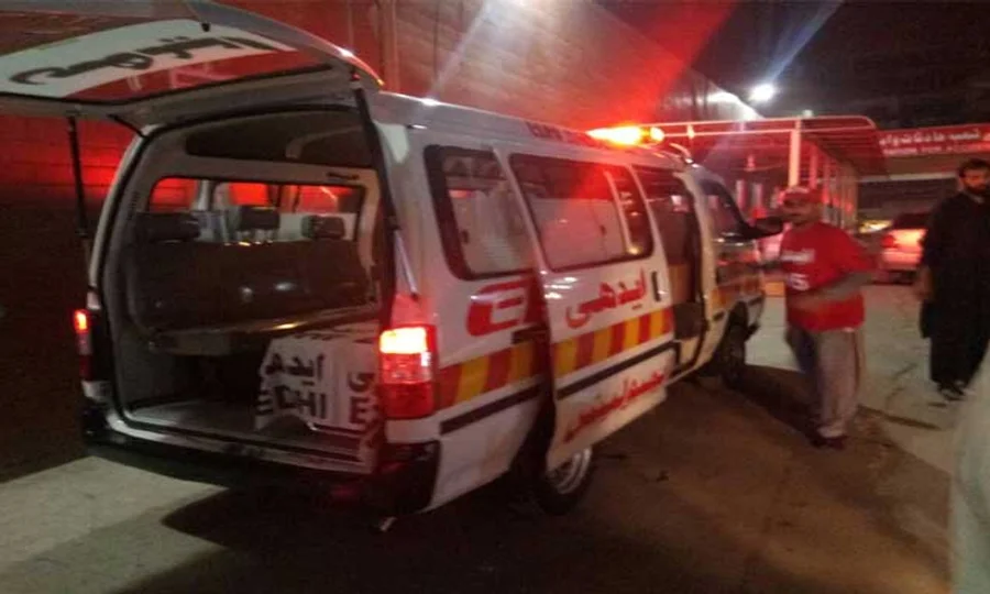 کراچی میں ٹریفک حادثہ، 8 افراد نالےمیں گر گئے، 2 کی حالت تشویشناک