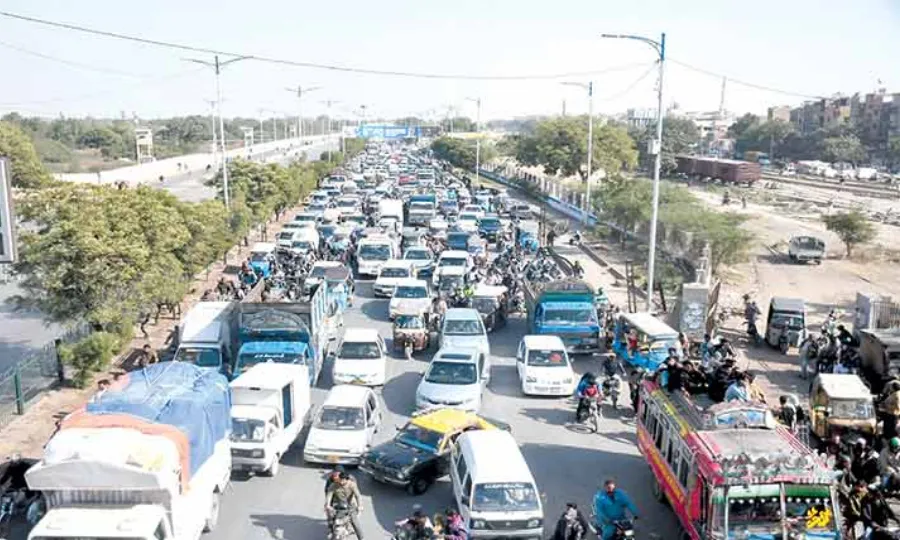 کراچی میں عید شاپنگ کے دوران ٹریفک پلان جاری، اہم شاہراہوں اور مارکیٹوں پر اضافی نفری تعینات