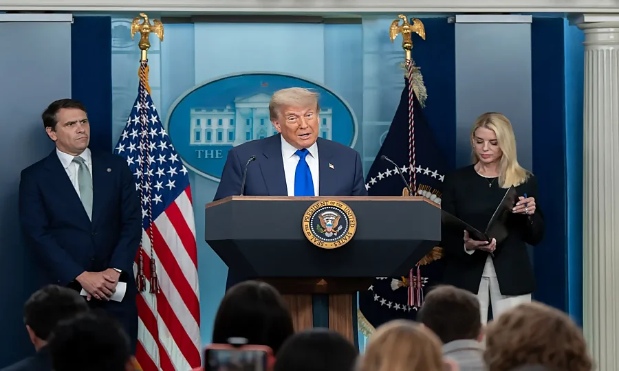 آبنائے ہرمز سے تیل لینے والے ممالک آگے آئیں اور مدد کریں، ٹرمپ