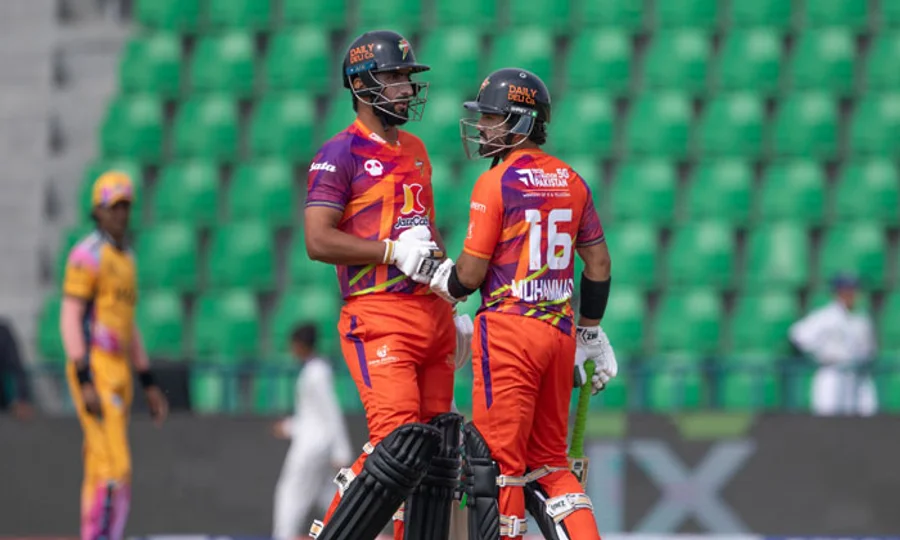 پی ایس ایل 11: راولپنڈیز کی دھواں دھار بیٹنگ جاری، 10 اوورز میں 100 رنز بنا لیے