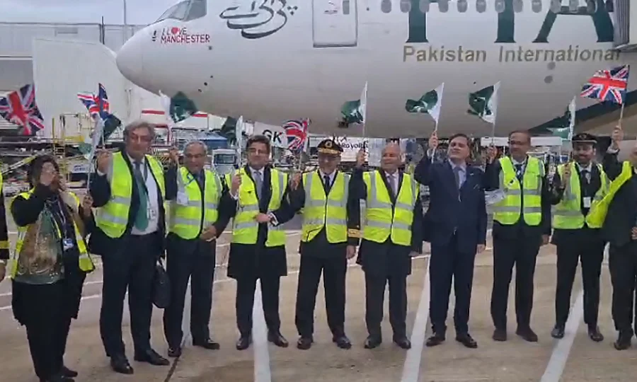 ہیتھرو ایئرپورٹ پر تاریخی لمحہ، پی آئی اے کا 7 دہائیوں پرانا رشتہ پھر جڑ گیا