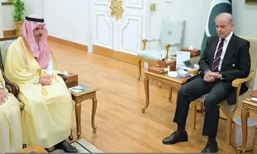 وزیر اعطم شہباز شریف اور سعودی وزیر خارجہ کے درمیان خطے کی صورتحال پر اہم مشاورت