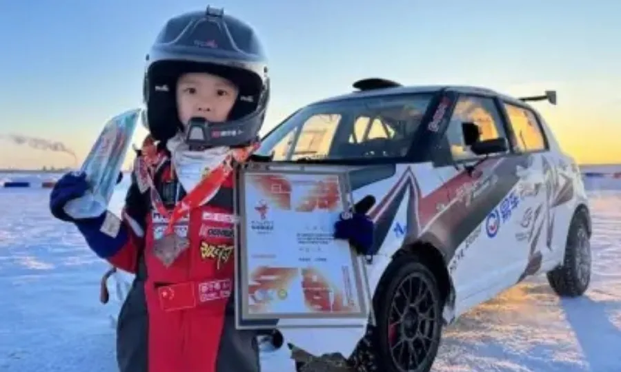 5 سال کی عمر میں لائسنس حاصل کرنے والا دنیا کا پہلا پروفیشنل ریس کار ڈرائیور