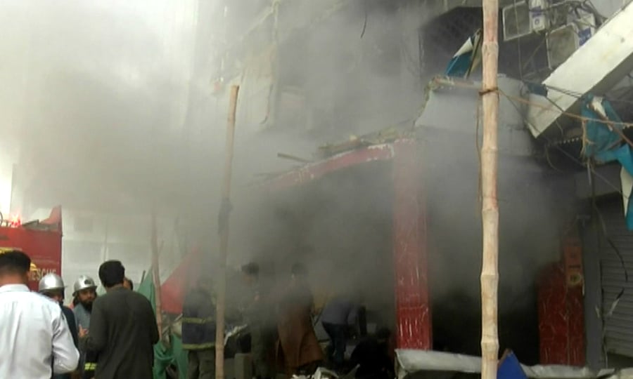 کراچی کے گل پلازہ میں آگ دوبارہ بھڑک اٹھی، ریسکیو کا بڑا آپریشن جاری