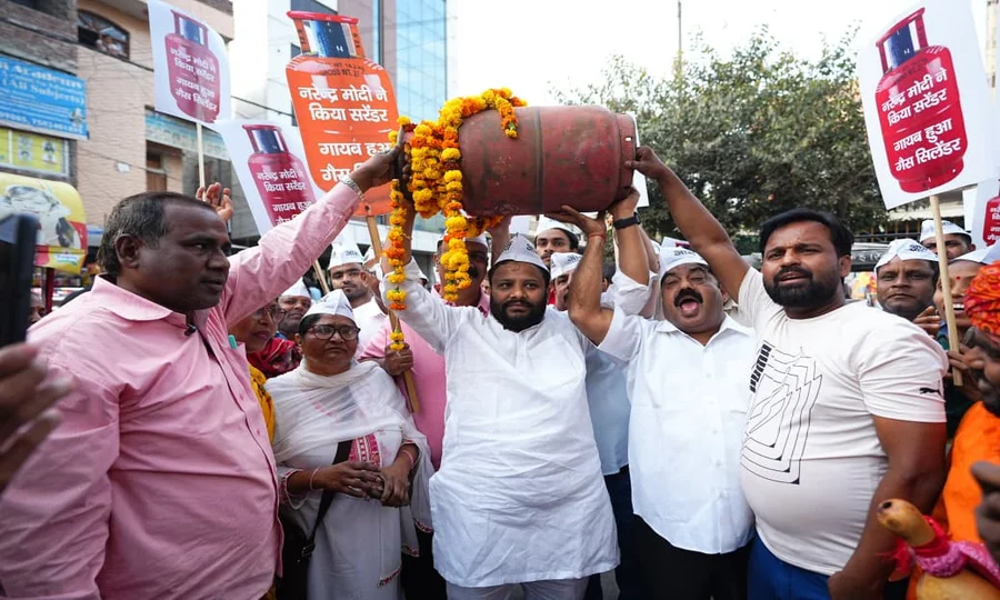 مودی حکومت کی پالیسیوں سے بھارت میں گیس بحران سنگین، عالمی جریدہ