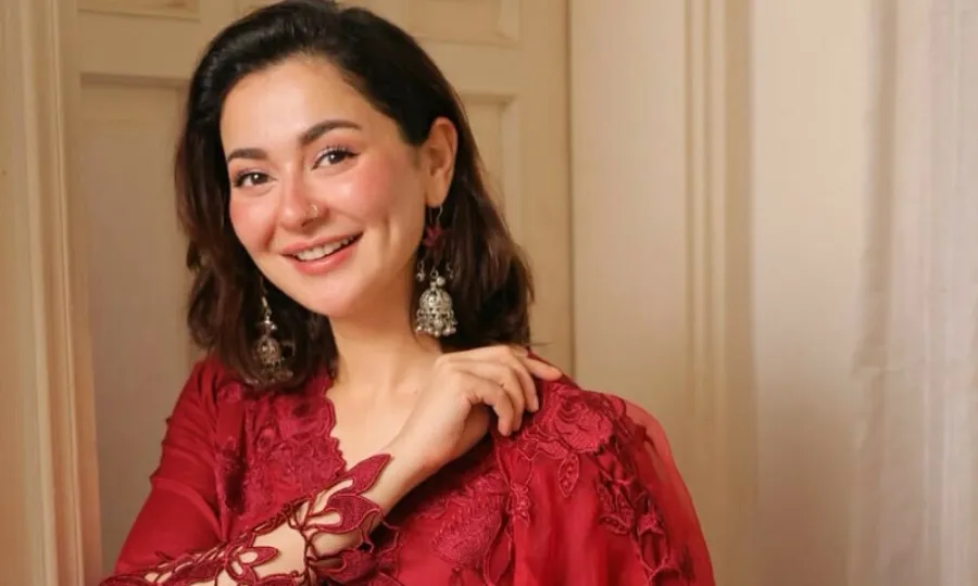 مداح سے ویڈیو کال پر گفتگو؛ ہانیہ عامر سوشل میڈیا پر چھا گئیں