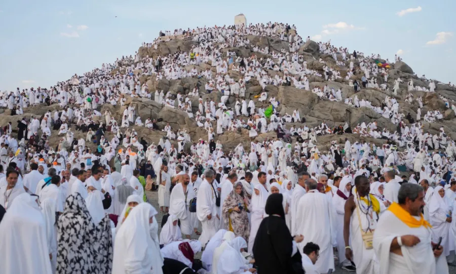 لبیک اللھم لبیک! وقوفِ عرفہ آج ادا ہوگا، حجاج کرام عبادات میں مصروف