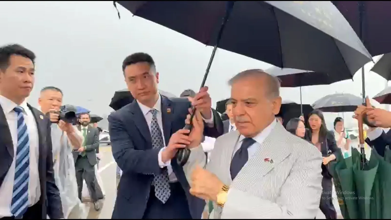 وزیرِ اعظم محمد شہباز شریف اپنے چار روزہ دورہء چین کے پہلے مرحلے میں ہانگژو پہنچ گئے