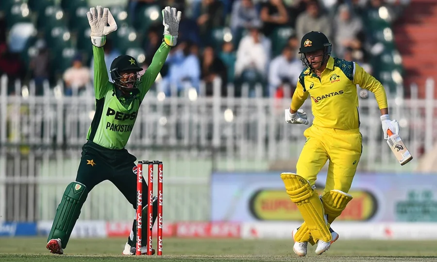 پہلا ون ڈے؛ آسٹریلیا کی پاکستان کے خلاف بیٹنگ جاری