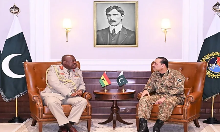 فیلڈ مارشل عاصم منیر سے گھانا کے چیف آف ڈیفینس کی ملاقات، عسکری روابط مزید مضبوط کرنے کا عزم