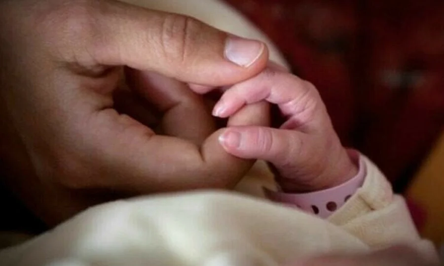 زچگی چھٹی کے دوران ملازمت سے نکالنے پر نجی ادارے کو 12 لاکھ روپے جرمانہ