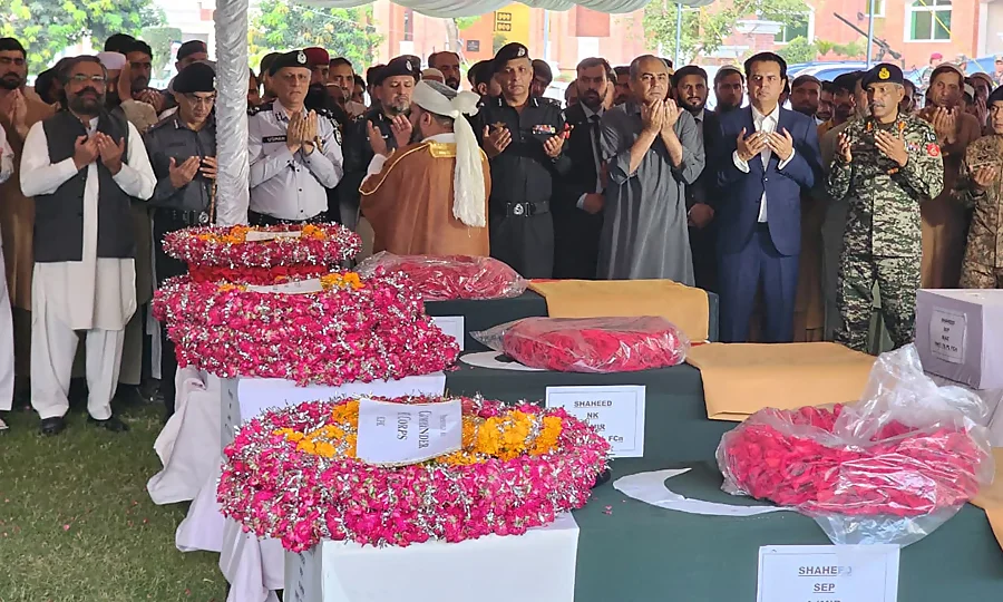 وطن کے دفاع میں جانوں کا نذرانہ پیش کرنے والے ایف سی کے 6 شہید اہلکاروں کی نماز جنازہ ادا