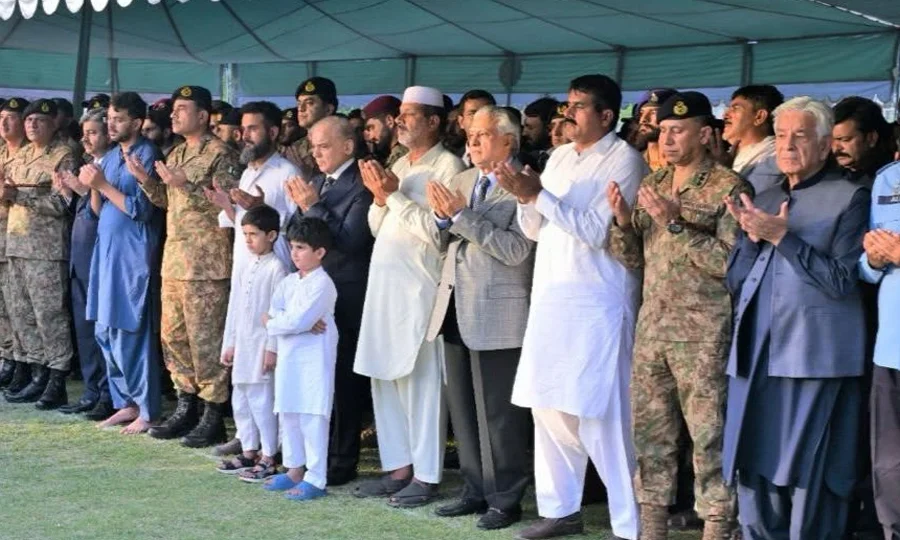 مظفرآباد ہیلی کاپٹر حادثے کے شہداء کی نمازِ جنازہ ادا؛ وزیر اعظم اور فیلڈ مارشل کی شرکت