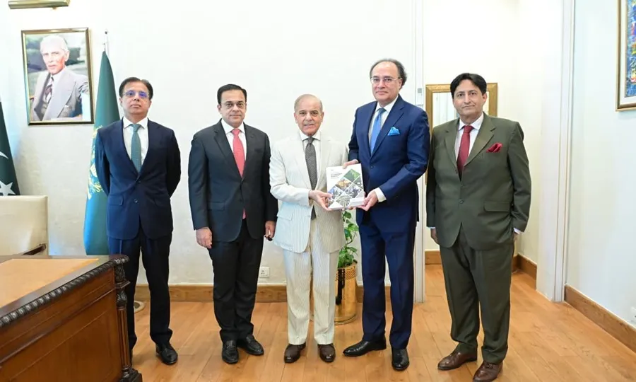 وزیرِ خزانہ نے اکنامک سروے آف پاکستان 26-2025 وزیراعظم کو پیش کردیا