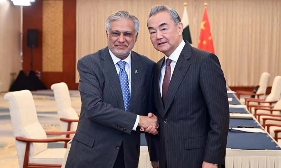 اسحاق ڈار کی شنگھائی میں چینی وزیر خارجہ وانگ ای سے ملاقات، مختلف امور پر تبادلہ خیال