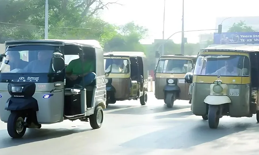 کراچی والوں کے لیے بڑی خبر، ٹریفک پولیس کا بغیر میٹر رکشوں کے خلاف کارروائی کا فیصلہ