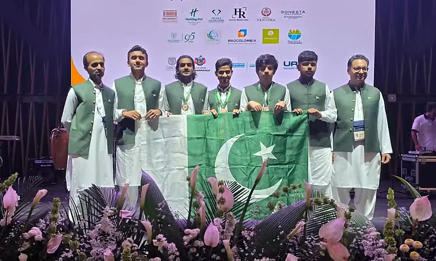 پاکستانی طلبہ کا عالمی میدان میں کمال، انٹرنیشنل فزکس اولمپیاڈ میں 3 کانسی کے تمغے جیت لیے