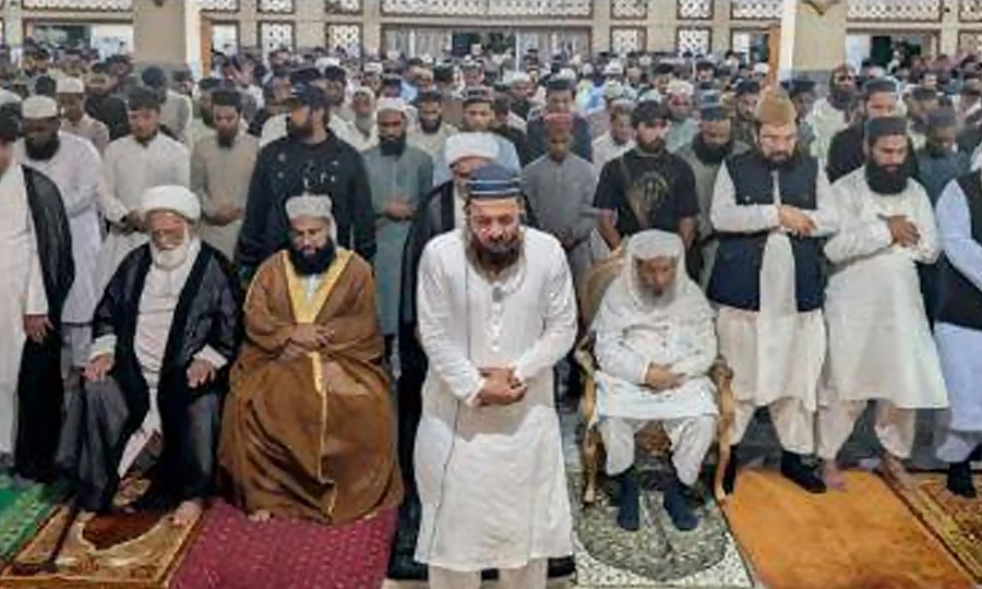 مذہبی اتحاد کی نئی تاریخ رقم، مختلف مکاتب فکر علماء کی ایک ہی امام کے پیچھے نماز کی ادائیگی