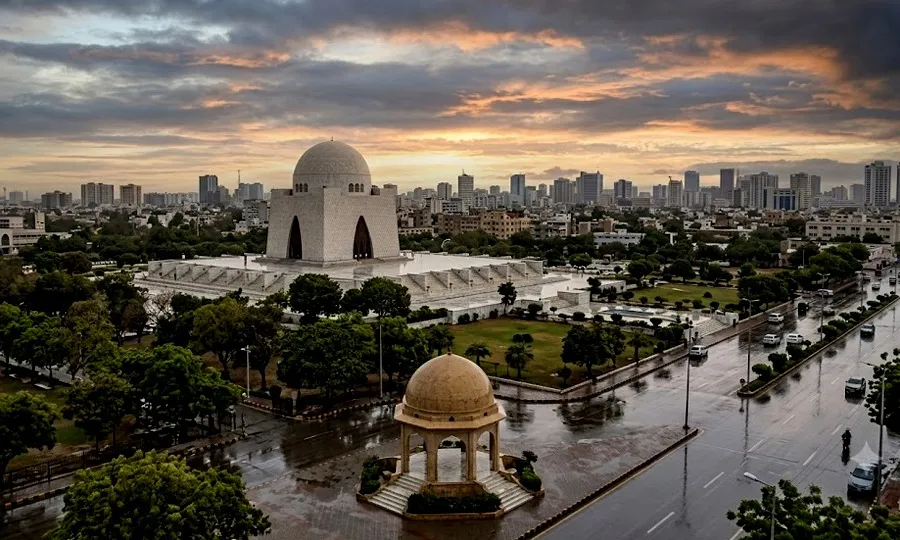 شہرقائد میں سرمئی بادلوں کے ڈیرے، صبح سویرے بوندا باندی سے موسم خوشگوار
