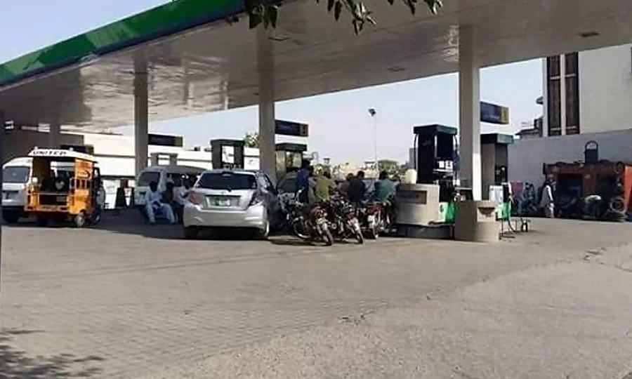 پیٹرول بحران کا خدشہ، ملک بھر کے پمپس بند کرنے کی دھمکی، ڈیلرز کا بڑا اعلان