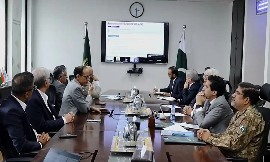 عوام کو پٹرول کی قیمتوں میں ریلیف ملے گا یا نیا نظام آئے گا؟ حکومت نے پلان تیار کرلیا