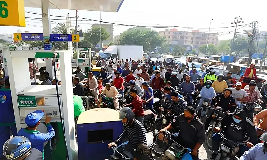 کراچی سمیت ملک بھر میں پیٹرول اور ڈیزل کی قلت کا خدشہ، سپلائی محدود کردی گئی