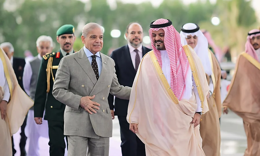 وزیراعظم شہباز شریف سعودی عرب پہنچ گئے، محمد بن سلمان سے اہم ملاقات آج متوقع