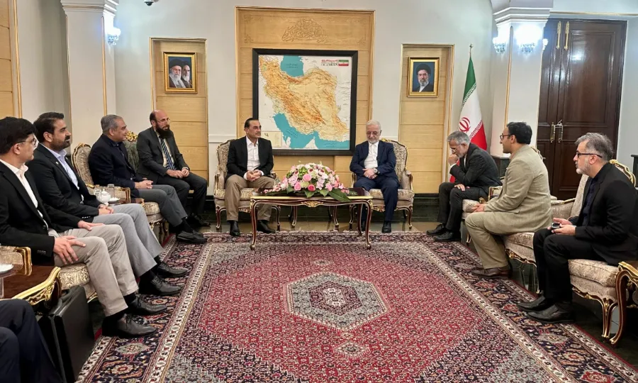دورہ ایران؛ فیلڈ مارشل عاصم منیر کی ایرانی وزیر داخلہ سکندر مومنی سے ملاقات