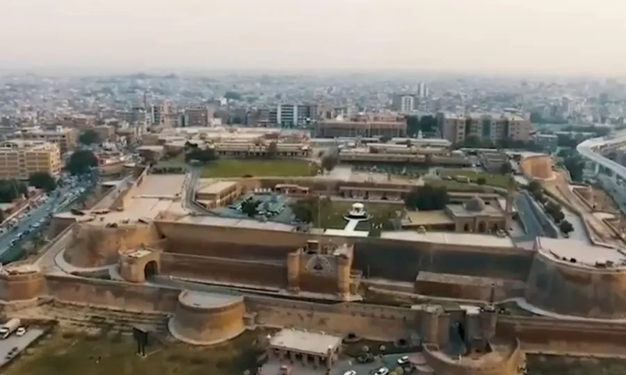آئی ایس پی آر سمر انٹرن شپ 2026: طلبہ کا قلعہ بالاحصار کا دورہ