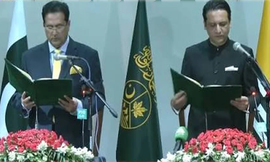 نومنتخب وزیراعظم آزاد کشمیر بیرسٹر افتخار گیلانی نے عہدے کا حلف اٹھالیا
