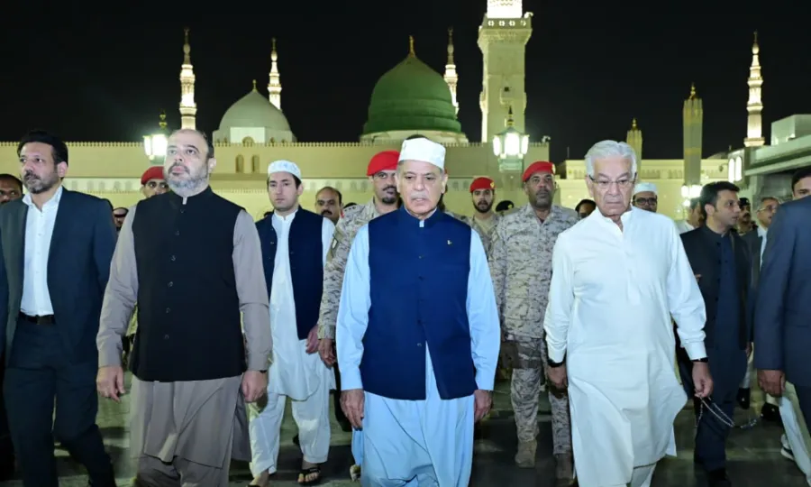وزیراعظم کی مسجد نبویؐ اور روضہ رسولؐ پر حاضری، ملکی ترقی کیلئے دعائیں