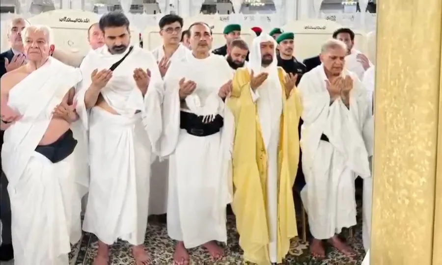 وزیراعظم کی فیلڈ مارشل کے ہمرہ عمرہ کی ادائیگی، ملک کے لیے خصوصی دعائیں