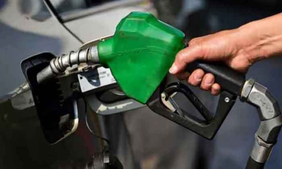 پیٹرول مہنگا اور ڈیزل سستا؛ حکومت نے نئی قیمتیں مقرر کردیں