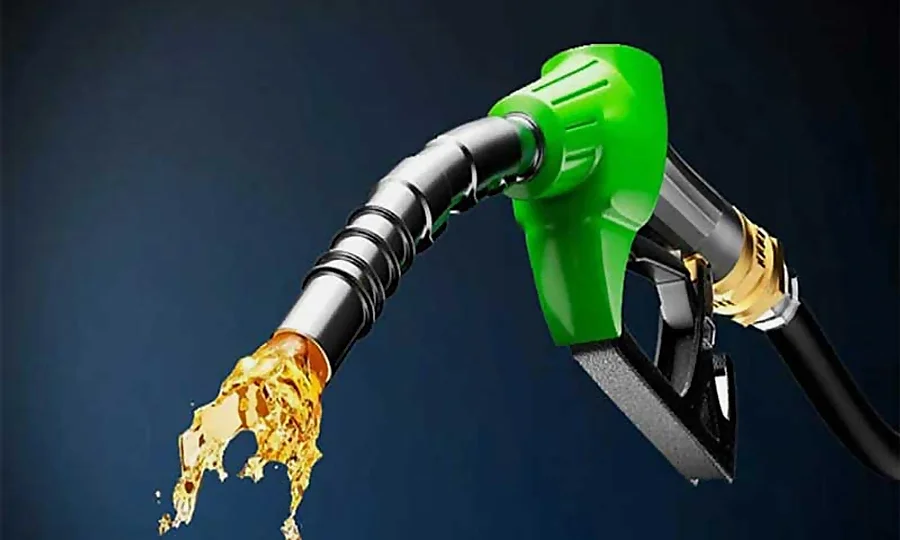 عوام کیلئے ریلیف، پیٹرول اور ڈیزل کی قیمتوں میں کمی کا اعلان