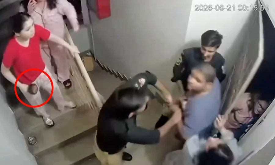 ڈیفنس میں اعلیٰ پولیس افسر کے رشتے داروں کا پڑوسیوں سے جھگڑا، پولیس اسکواڈ بھی کود پڑا