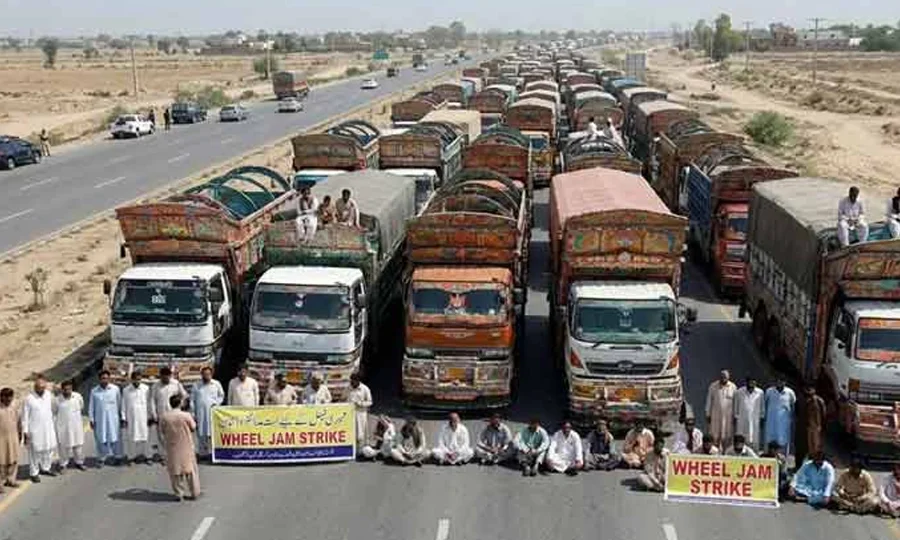 6 روز سے جاری گڈز ٹرانسپورٹرز کی ہڑتال سے معیشت کو 50 ارب روپے کا نقصان