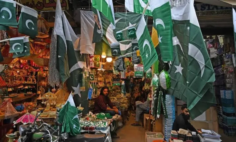 یومِ آزادی میں ایک روز باقی؛ سبز ہلالی پرچموں سے ملک بھر کی رونقیں دوبالا