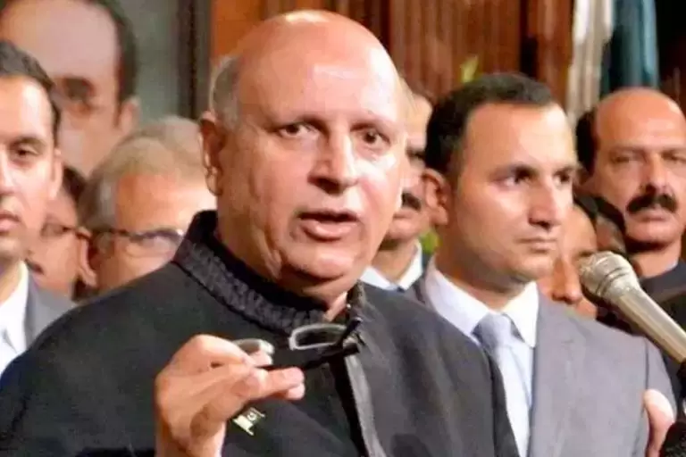 Governor Punjab Chaudhry Sarwar distributed protection kits to doctors in Multan