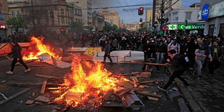 Chile protests: Emergency extended as protests rage in Santiago