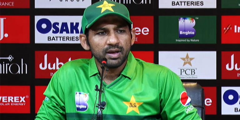 Sarfaraz Ahmed held talks with journalists in Lahore