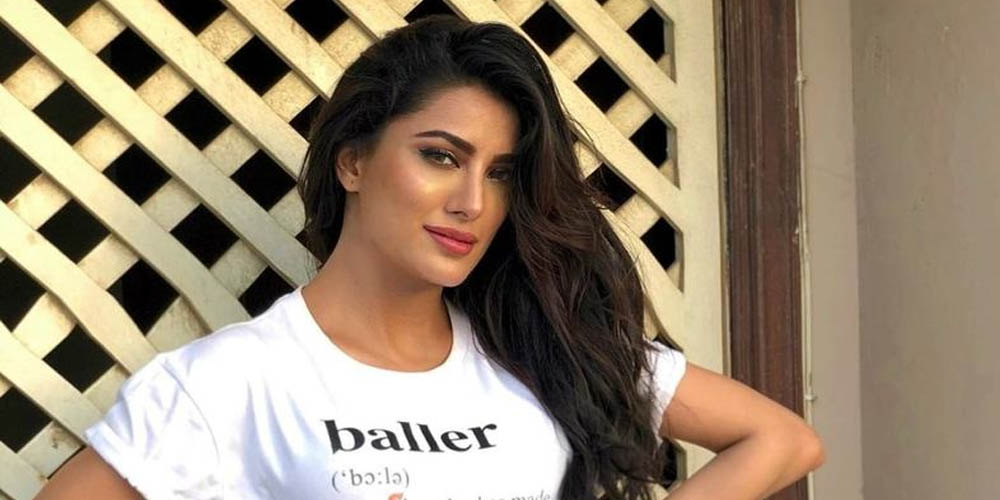 Mehwish Hayat’s hilarious caption sets social media on fire